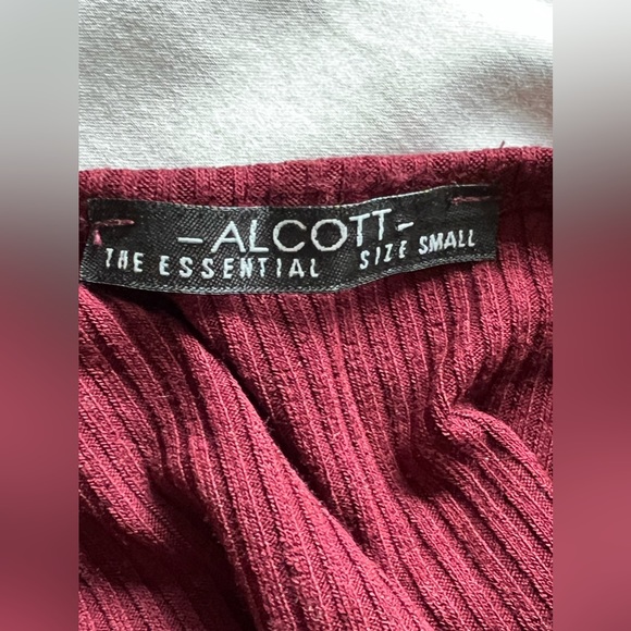 Small burgundy midi dress with short zipper on the front. Body hugging dress. - Picture 3 of 4